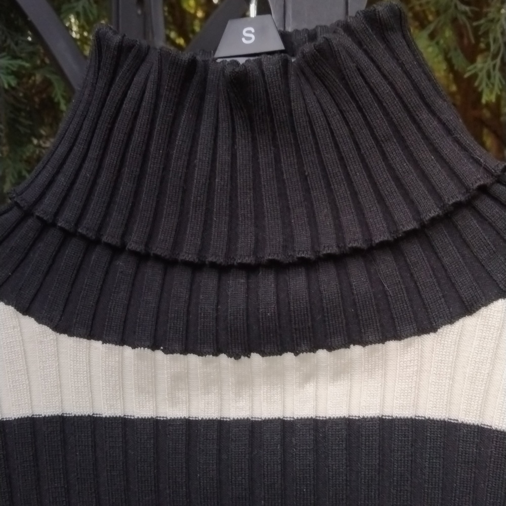 WHITE HOUSE BLACK MARKET 75% silk turtle neck size medium - Picture 2 of 8